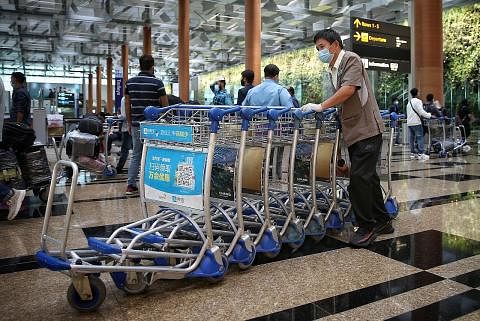 TAMBAH PEKERJA: Gesaan mengambil pekerja sektor penerbangan dapat dilihat sedang Lapangan Terbang Changi cuba mengelakkan kekurangan tenaga kerja yang melanda lapangan terbang lain.