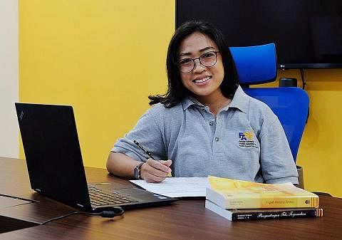 INGIN BELAJAR: Cik Surti, 35 tahun, merupakan seorang mahasiswi di Universitas Terbuka (UT) Indonesia di Singapura dalam jurusan Sastera Inggeris sejak 2017. - Foto BH oleh KHALID BABA