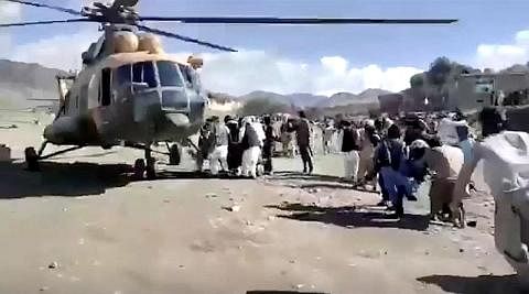 DIPINDAH KE TEMPAT LEBIH SELAMAT: Mangsa yang cedera serta penduduk dipindahkan melalui helikopter selepas gempa besar melanda wilayah Paktika di Afghanistan. - Foto REUTERS