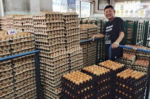 HARGA KINI DIKAWAL: Pembekal telur, Ang Seng Eggs membekal sekitar 150,000 biji telur ke Singapura dari pelbagai sumber setiap hari. - Foto BH oleh KHALID BABA