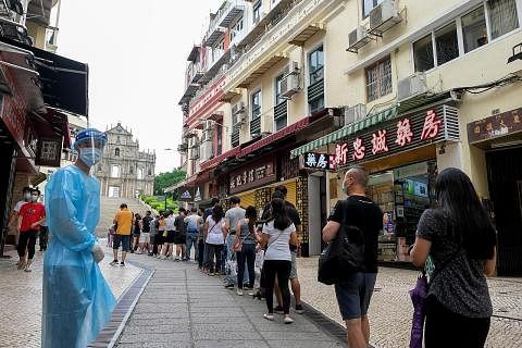 JALANI UJIAN COVID-19: China menjalankan ujian besar-besaran selama dua hari ke atas penduduk Macau yang berjumlah lebih 600,000 orang selepas puluhan kes koronavirus tempatan ditemui pada hujung minggu lalu. - Foto REUTERS