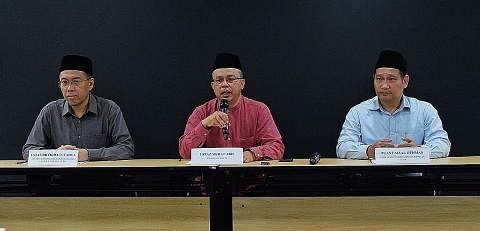 BERI PENERANGAN: (Dari kiri) Ustaz Dr Firdaus Yahya, Ustaz Mohd Murat Md Aris dan Encik Faizal Othman menerangkan kaedah yang digunakan Singapura dalam menentukan tarikh khusus Islam dalam sidang media semalam. - Foto BH oleh Khalid Baba