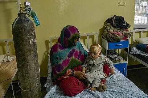DIRAWAT SELEPAS GEMPA: Seorang kanak-kanak Afghanistan dirawat di hospital selepas cedera dalam gempa bumi, di Sharan, Afghanistan. - Foto AFP