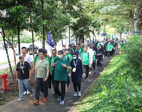 JALAN BERSAMA: Menteri Kesihatan, Encik Ong Ye Kung, Anggota Parlimen GRC Sembawang menyertai para sukarelawan dan peserta dalam acara jalan pantas 5 kilometer di jejak warisan di Sembawang pada 11 Jun lalu. Ia mensimulasikan salah satu laluan yang j