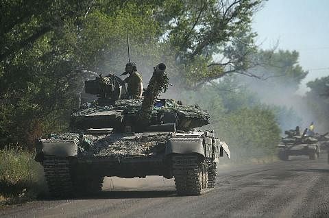 KERAH KE TEMPAT PERTEMPURAN: Beberapa kereta kebal Ukraine sedang bergerak ke wilayah Donbas di timur negara itu sedang Russia dan kumpulan pemisah yang disokongnya cuba menguasai sepenuhnya wilayah itu. - Foto AFP
