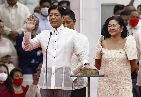 PRESIDEN BARU FILIPINA: Encik Ferdinand 'Bongbong' Marcos Jr mengangkat sumpah sebagai presiden baru Filipina semalam, yang turut disaksikan isterinya, Cik Louise Araneta-Marcos. - Foto EPA-EFE