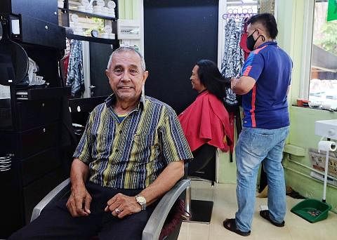 PERCAYA DENGAN PELUANG KEDUA: Kedai gunting rambut Encik Daud telah menjadi persinggahan dan sumber mencari rezeki bagi puluhan bekas pesalah sejak ia dibuka pada 2004. - Foto BH oleh KHALID BABA
