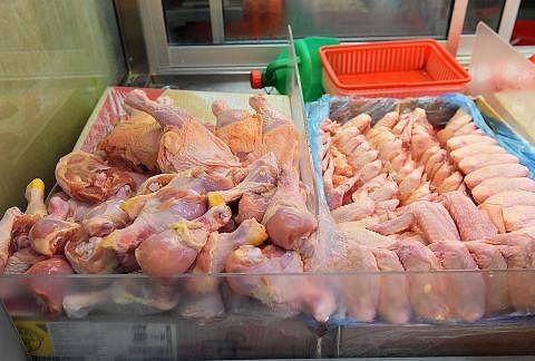 BELUM ADA MAKLUMAT: Singapura belum menerima sebarang kemas kini daripada kerajaan Malaysia mengenai rancangan mengakhiri larangan eksport ayam negara itu. 99 peratus bekalan ayam segar dan sejuk yang diimport ke negara ini adalah dari Malaysia. - Fo