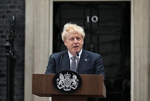 AKAN BERUNDUR: Encik Boris Johnson mahu kekal bertugas sebagai perdana menteri sementara sehingga penggantinya dipilih parti Konservatif. - Foto AFP