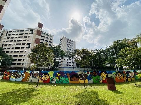 HASRAT TERCAPAI: Hasrat Cik Nur 'Aishiqin Mohamed menyumbang kepada kawasan kejiranan rumahnya akhirnya tercapai. Kemahiran melukisnya dipamer di mural kawasan kejiranan Jurong West Street 91.