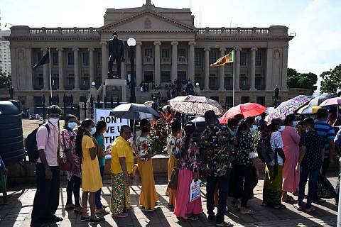 MASUKI ISTANA PRESIDEN: Ramai penduduk Sri Lanka beratur untuk memasuki kediaman rasmi presiden Sri Lanka semalam selepas ribuan penunjuk perasaan menyerbu tempat itu Sabtu lalu. - Foto AFP