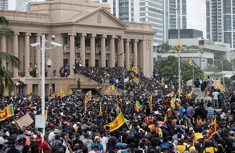 DUDUKI KEDIAMAN PRESIDEN: Ribuan penunjuk perasaan Sri Lanka berjaya memasuki dan menduduki bangunan kediaman Presiden selepas melepasi adangan polis dan kakitangan yang mengawal bangunan itu. - Foto-foto REUTERS PEGERAK UTAMA ARAGALAYA: (Dari kiri) 