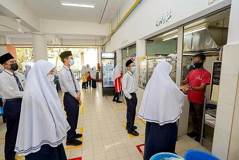 NAIK HARGA: Makanan di kantin sekolah Madrasah Aljunied Al-Islamiah turut menaikkan harga akibat kos bahan masakan yang kian meningkat. - Foto BH oleh NUR DIYANA TAHA
