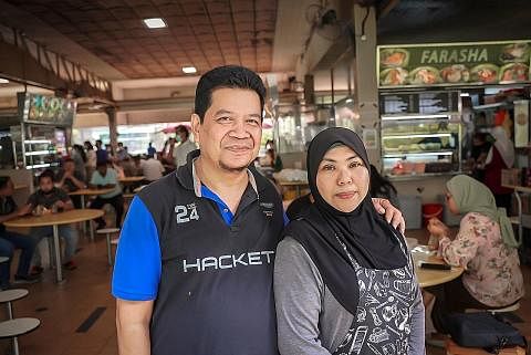 KENDALI DUA GERAI: Cik Noor Zilah serta suaminya, Encik Shasrudin Daliman, mengendalikan dua gerai berbeza di Pusat Makanan Seah Im. - Foto NUR DIYANA TAHA