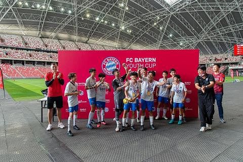 CUNGKIL BAKAT: Pemain pasukan Lion City Sailors 2 meraikan kejuaraan Piala Belia Bayern FC Singapura di Stadium Negara, kelmarin. - Foto SPORTSG