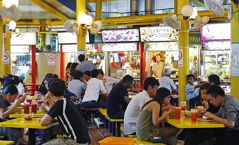 CABARAN: Kesinambungan dan kemapanan bagi budaya penjaja tetap menjadi cabaran di Singapura kerana ramai warga muda tidak cenderung dengan cara kehidupan penjaja dan harga sewa dan kos operasi yang kelihatan agak tinggi. - Foto fail