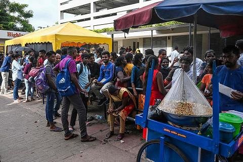 IINGIN KELUAR: Orang awam berhimpun di luar jabatan imigresen di Colombo sementara menanti giliran untuk mendaftar bagi passport di Colombo, dengan harapan untuk keluar dari negara yang terus terjejas dengan masalah politik dah ekonomi, sedang Parlim