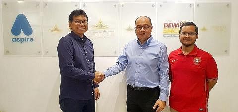 BANTU NIAGA HALAL: Naib Presiden DPPMS, Encik Azhar Othman (kiri), dan Encik Ronnie Faizal Tan (kanan) selepas beliau dilantik sebagai Eksekutif Kediaman (Executive-In-Residence - EIR). - Foto DPPMS