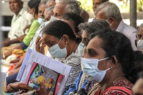 TUNGGU DAPATKAN RAWATAN: Pesakit (gambar sisipan, bawah) menunggu mendapatkan rawatan di Hospital Nasional, Colombo, Sri Lanka. Krisis ekonomi memberi tamparan hebat kepada sistem penjagaan kesihatan negara itu. - Foto-foto AFP TIDAK TERJAGA: Sekumpu