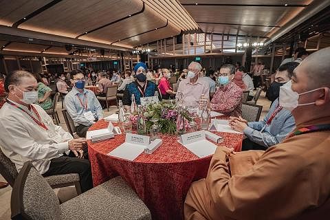 HADIRI MAJLIS: Encik Goh (empat dari kiri) dan Encik Tong (tiga dari kanan) bersama beberapa pemimpin IRCC semasa acara Ulang Tahun ke-20 IRCC semalam. - Foto BM oleh NUR DIYANA TAHA