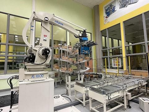 KERJASAMA INOVASI: Pusat Inovasi (COI) Robotik dan Automasi Politeknik Nanyang bekerjasama dengan Sanwa-Intec Asia, sebuah SME yang membekalkan kepada industri automatif, untuk mereka dan melaksanakan huraian automasi dan robotik. Sekitar 3,000 SME t
