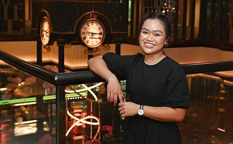 TERIMA ANUGERAH: Cik Qistina Muhamad Ja'afar merupakan antara penerima anugerah guru di Majlis Penyampaian Biasiswa Guru anjuran MOE di Orchard Hotel Singapore semalam. Beliau akan melanjutkan pengajian di peringkat sarjana muda dalam bidang bahasa d