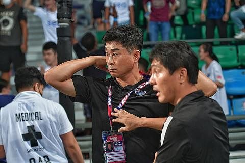 TUDUHAN SALAH LAKU: Penolong jurulatih Tampines Rovers Mustafic Fahrudin (tengah) kelihatan tidak puas hati dengan jurulatih Sailors, Kim Do Woon sedang para pemain kededua pasukan bertengkar mengenai insiden di padang dalam minit-minit terakhir perl