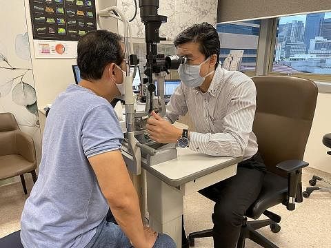 JAGA MATA: Dr Mohamad Rosman (kanan) yang menjalankan pemeriksaan mata ke atas salah seorang pesakitnya menasihatkan bahawa penggunaan kanta lekap yang terlalu lama menyebabkan mata kering dan mengurangkan kadar oksigen daripada sampai ke kornea. - F