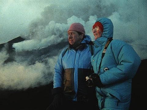 HIDUP MATI BERSAMA: 'Fire of Love' menyelongkar kisah cinta sejati dan unik pasangan suami isteri, Maurice Krafft (kiri) dan Katia Krafft yang disatukan kerana cinta terhadap kuasa alam yang membawa pada ledakan gunung berapi. Mereka meninggal dunia 