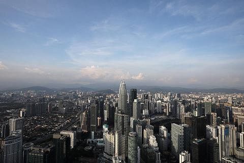 LEBIH KUKUH: Pertumbuhan ekonomi Malaysia pada suku kedua 2022 juga lebih kukuh berbanding 5.0 peratus yang dicatatkan pada suku pertama tahun itu. - Foto REUTERS