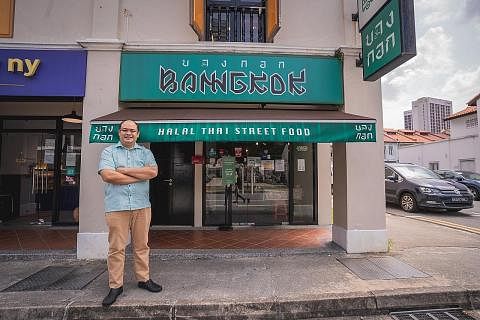 RESTORAN BERKONSEP MAKANAN JALANAN: Pengarah Urusan Banngkok Street Food SG, Encik Ahmad Syafarudin Mohamed Fauzie, berdiri di luar restoran tersebut yang terletak di 43 Sultan Gate.