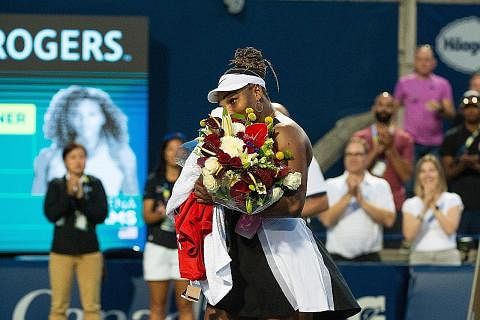 DETIK EMOSI: Serena Williams diberi sekalung bunga bagi mengiktiraf legasinya dalam arena tenis wanita selepas tersingkir dari Terbuka Canada. - Foto EPA-EFE