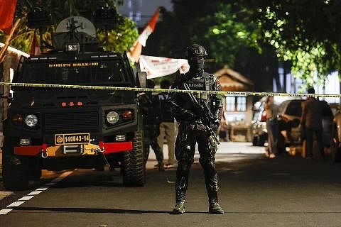 DIKAWAL RAPI: Seorang anggota polis mengawal di luar rumah bekas ketua jabatan ehwal dalaman polis nasional Indonesia berpangkat Inspektor Jeneral, Ferdy Sambo, di Duren Tiga, Pancoran, Jakarta Selatan. Ferdy adalah suspek utama dalam kes pembunuhan 