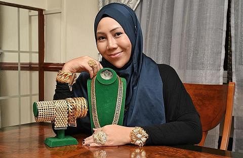 EMAS MENAWAN: Cik Nurzulaykha Mohamad Noor yakin barang kemas tulen adalah pelaburan terbaik bagi semua. - Foto BH oleh KHALID BABA