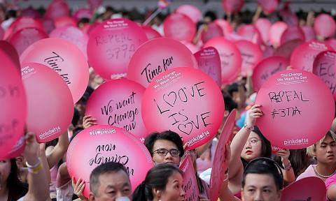 HADIR DI PERHIMPUNAN: Perhimpunan Pink Dot yang diadakan di Hong Lim Park pada Jun lalu. - Foto BH oleh GAVIN FOO