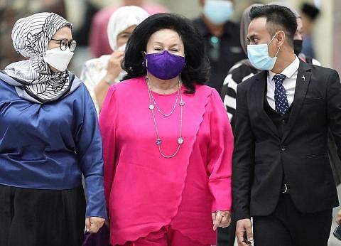 HADAPI TUDUHAN: Isteri bekas Perdana Menteri Malaysia, Datin Seri Rosmah Mansor (tengah) hadapi tiga tuduhan rasuah projek tenaga solar RM1.25 bilion ($0.39 bilion) di Sarawak. - Foto REUTERS