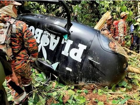 TERHEMPAS: Bangkai pesawat jenis Eurocopter yang ditemui di hutan selepas hilang dari radar sebaik berlepas dari Lapangan Terbang Sultan Abdul Aziz Shah, Subang kelmarin. - Foto ihsan JBPM