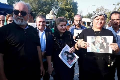 TUNTUT KEADILAN: Kaum Kurdi di bandar Sulaimaniya mengadakan protes kelmarin sebagai membantah pembunuhan Cik Mahsa Amini, warga Iran yang maut dalam tahanan polis selepas ditangkap oleh polis pencegah maksiat pada 13 September lalu. - Foto AFP