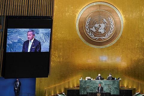 BERI PENGAMATAN: Menteri Ehwal Luar Dr Vivian Balakrishnan menyampaikan ucapan di Perhimpunan Agung Pertubuhan Bangsa-Bangsa Bersatu (PBB) di ibu pejabat PBB New York. - Foto REUTERS