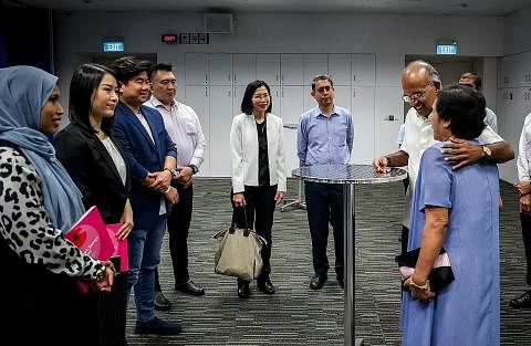 PERLU SOKONGAN: Encik K Shanmugam (dua dari kanan), Dr Faishal (tiga dari kanan) dan Pesuruhjaya, SPS, Cik Shie Yong Lee (empat dari kanan), berpeluang menemu ramah bekas pesalah dadah (depan, kanan) di Persidangan Sana bagi Pemulihan dan Penolakan d