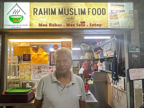 PERSAINGAN ANTARA MAKANAN TRADISIONAL DAN 'FUSION': Encik Mohamad Toha pemilik gerai Rahim Muslim Food, mempunyai pelanggan semuda 13 tahun yang menikmati hidangan mi yang dijualnya. - Foto SITI RAFIDAH
