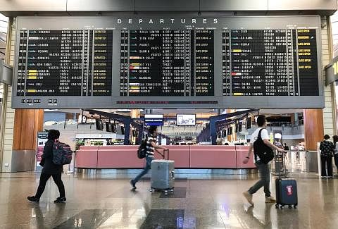 KEMBALI PULIH: Purata trafik penumpang mingguan di Lapangan Terbang Changi telah pulih melebihi 60 peratus daripada paras sebelum Covid-19.