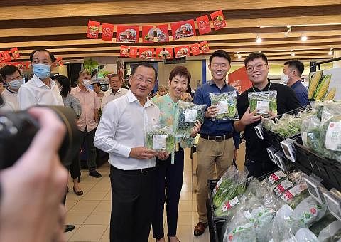 SOKONG LADANG TEMPATAN: (Dari kiri) Encik Seah, Cik Fu, Setiausaha Parlimen Kanan (Pengangkutan), Encik Baey Yam Keng dan Encik Lee di sudut jualan sayur-sayuran yang dihasilkan GKE Agritech di bawah Inisiatif Inkubasi Runcit Agensi Makanan Singapura