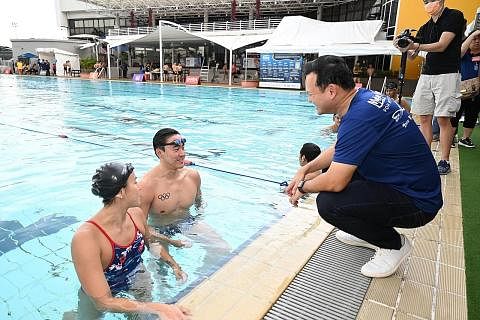 RENANG UNTUK AMAL: Encik Zaqy bertemu perenang negara Zheng Wen (tengah) dan Ting Wen, yang terlibat dalam acara amal 'Swim for Hope 2022' Safra. - Foto SAFRA