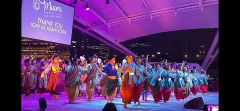 ACARA TARIAN: Acara hari ketiga semalam di Esplanade menyaksikan lebih 500 penari berkongsi pentas untuk menyajikan pelbagai tarian Melayu. - Foto ERA DANCE THEATRE