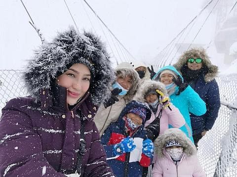 MELANCONG DI KOREA: Encik Aizat bersama keluarga semasa mengunjung Pulau Jeju, Korea Selatan, pada bulan lalu (gambar atas). - Foto ihsan MOHAMAD AIZAT TAHA NIKMATI SALJI DI SWITZERLAND: Cik Siti Suriani (depan) menikmati aktiviti berski semasa berad
