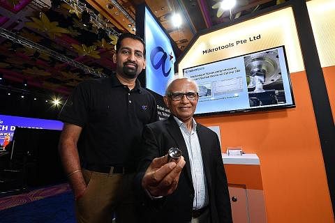 MANFAAT KEPAKARAN: Dr Aravind Raghavendra (kiri) dipinjamkan ke firma Mikrotools bagi membantu pembangunan sebuah mesin jitu khasp. Di sebelah kanannya ialah Dr Mustafizur Rahman, pengarah Mikrotools. - Foto A*STAR