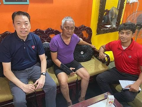 KAPTEN BAS DISERANG: Encik Yong (paling kiri) mengunjungi Encik Adip yang kini sedang berehat dan menjalani pemulihan. - Foto FACEBOOK/MELVIN YONG