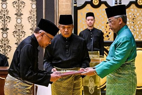 PELANTIKAN DIRASMI: Datuk Seri Anwar Ibrahim (kiri) dilantik secara rasmi sebagai Perdana Menteri Malaysia yang ke-10 oleh Yang di-Pertuan Agong (kanan) dalam satu majlis penuh istiadat di Istana Negara semalam. - Foto AFP