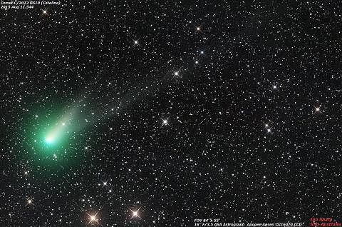 BINTANG HIASAN LANGIT: Pemandangan mempesonakan Komet Catalina (kiri) dan bintang bertaburan di langit. Banyak perkara dikaitkan dengan bintang, daripada kehidupan kepada agama, budaya dan malah bahasa. - Foto IAN SHARP
